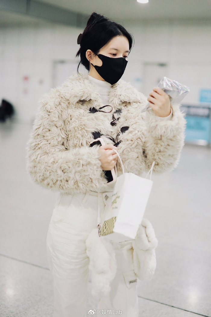 丨抓到一只凌晨到达的@刘些宁 漂亮小宝素颜也好好看