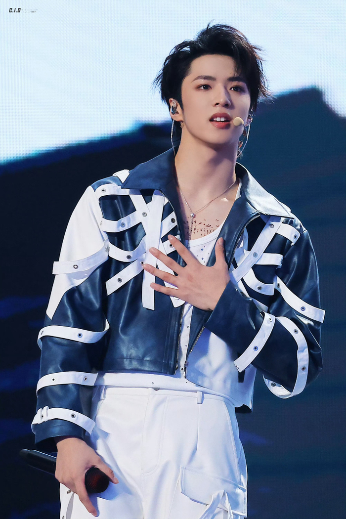 飞吻,互动,打招呼,女团舞,solo……|刘耀文|时代少年团|严浩翔_新浪