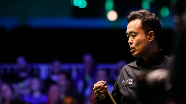 同时进行的英锦赛资格赛第二轮傅家俊在第三局细腻围球