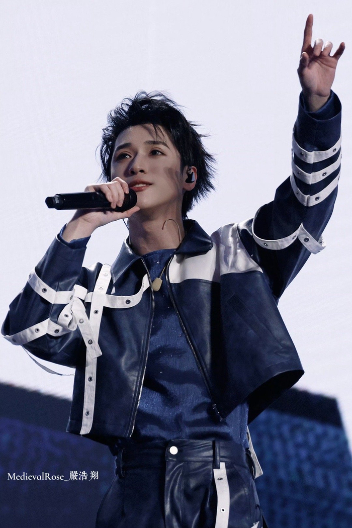严浩翔澳门演唱会day2饭拍 大背头蓝色皮衣造型太酷啦……|严浩翔