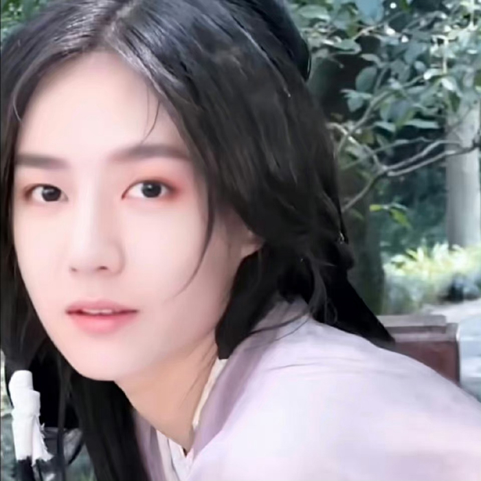 网友说:王一博为啥总喜欢穿女装