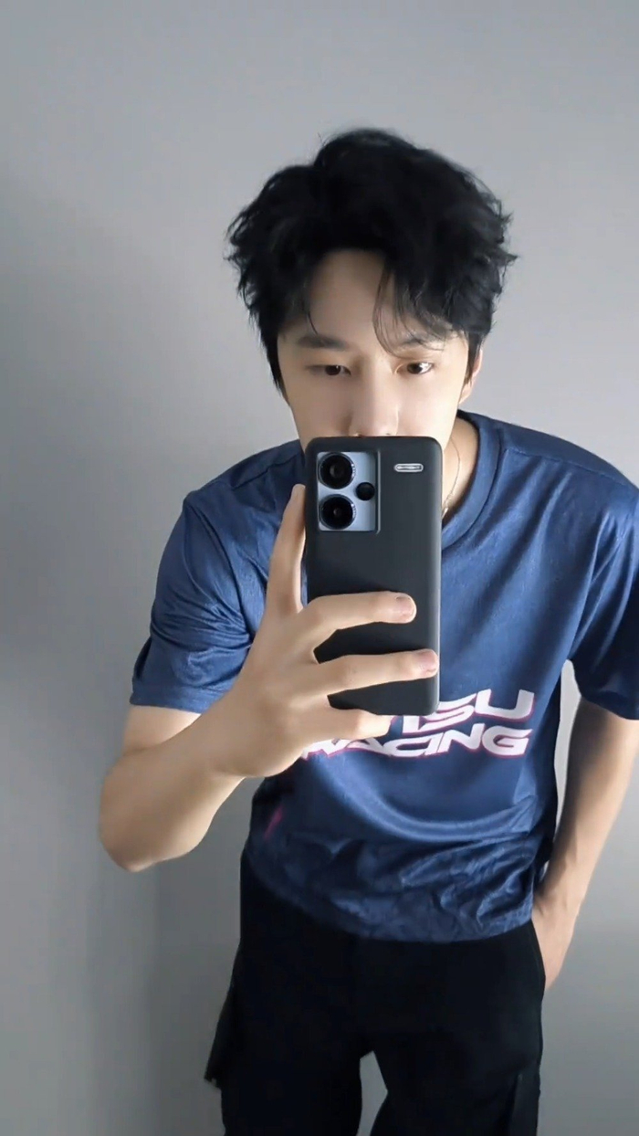 王一博对镜变装自拍帅过啦年底了该发营业了