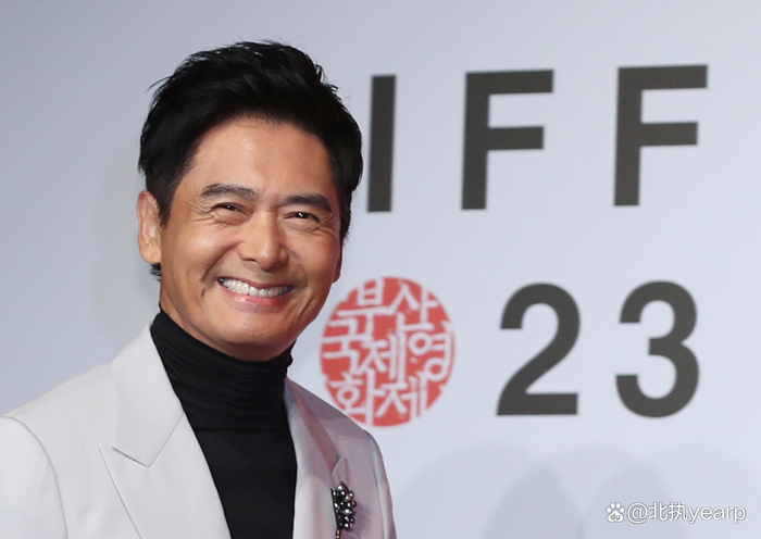 68岁周润发首战21公里半马拉松,2小时27分破纪录,直言无疲惫感