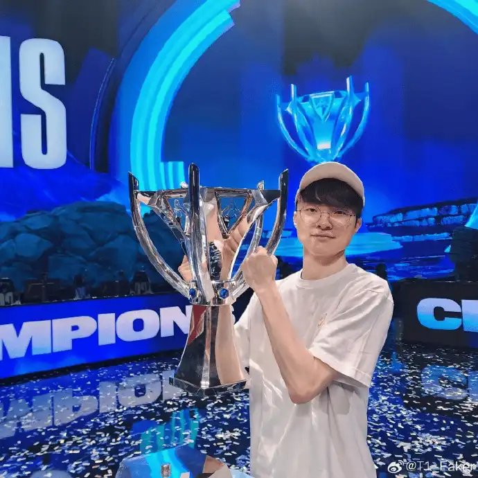 faker更新捧杯图:能打如此精彩的比赛是我的荣幸,谢谢|faker|t1_新浪