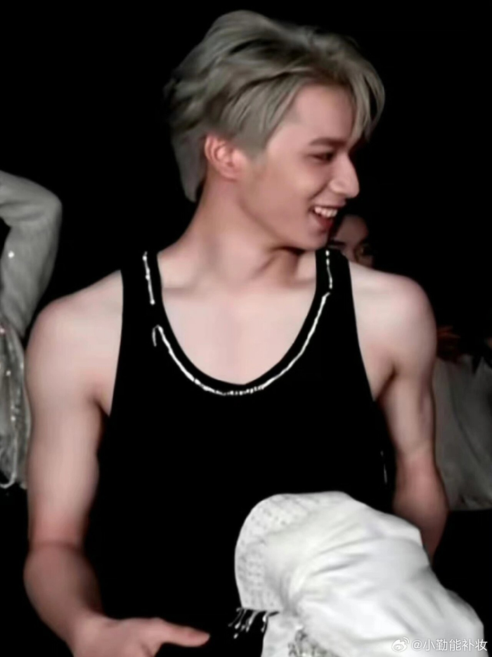 男生写真分享 黑皮肌肉16615些刘耀文腹肌 刘耀文 也太帅了吧!