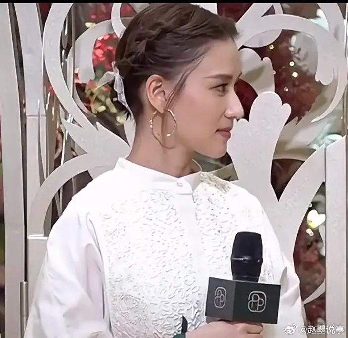 何超莲采访生图,她脸好小,长得非常漂亮,深邃精致的五官……|何超莲