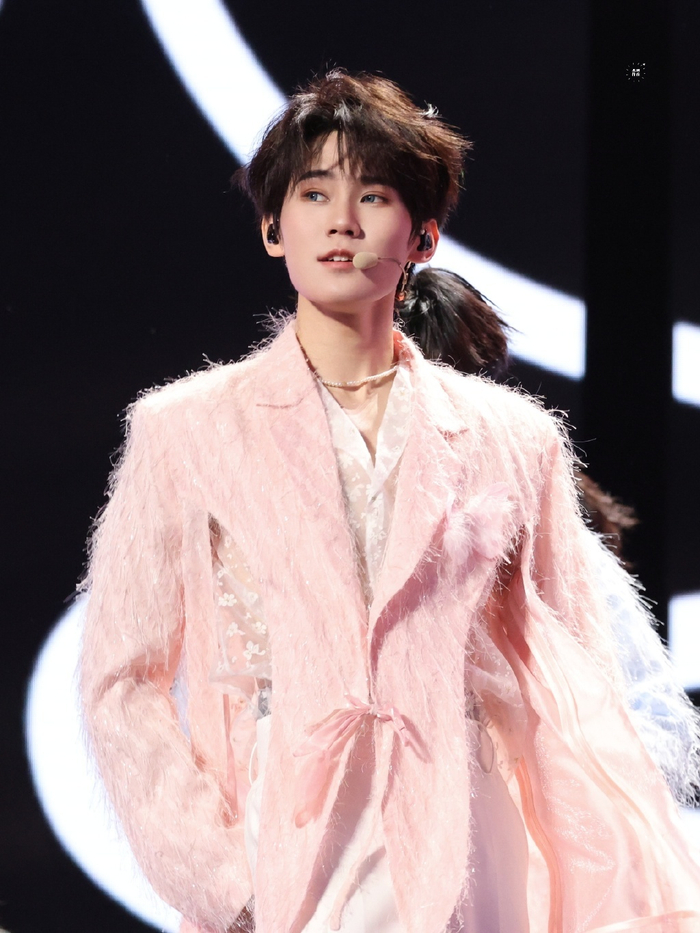 张真源这状态绝了,蓝色眼睛好美,生图的神我说累了|张真源_新浪新闻