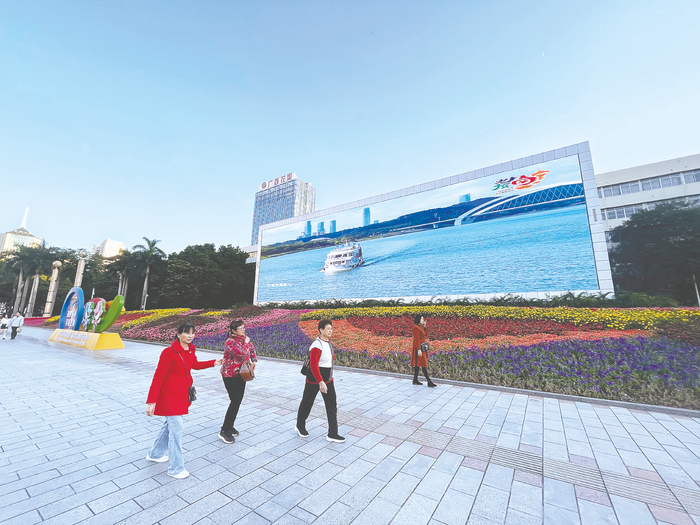     民族广场电子大屏循环播放2023年广西文化旅游发展大会相关公益广告。    本报记者黄红锦 摄