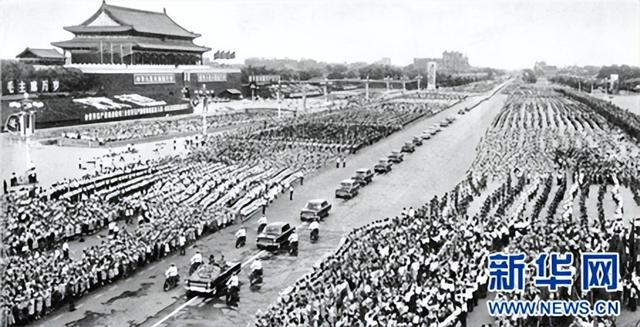 1972年6月，红旗轿车驶过天安门广场。