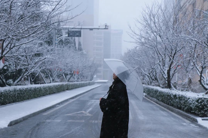 发现——"温馨提示下雪天如何出行"下一刻弹出了这条惊天消息摸出