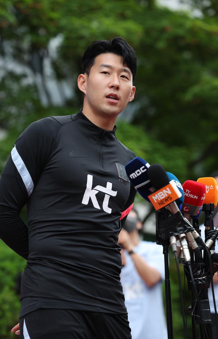 孙兴慜领衔韩国队抵达深圳：上一次世预赛交手，是国足赢了