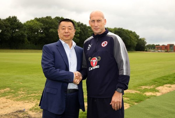 戴永革(左)与斯塔姆(右)糟糕的运营状况也让球迷的反对声音越来越大