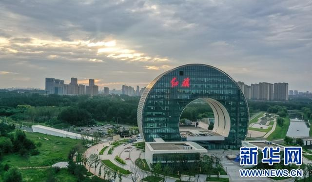 无人机拍摄的晨曦中的一汽红旗创新大厦。