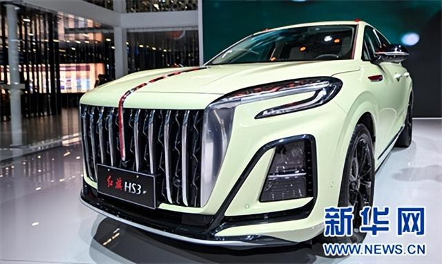 2023年7月17日，观众在长春汽博会红旗品牌汽车展区参观红旗HS3车型。