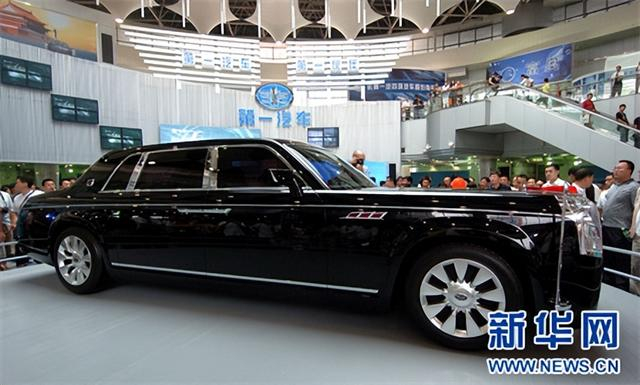 2005年8月14日，一些观众在第四届中国长春国际汽车博览会现场观看红旗HQD概念车。