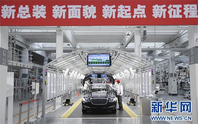 2019年4月9日，一汽红旗职工在总装车间静检线上对车辆进行检查。