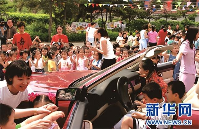 2000年，红旗轿车在市场推广中受到孩子们的喜爱。