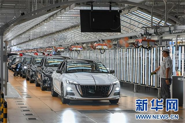 工人在位于吉林长春的一汽红旗繁荣工厂总装车间检查车辆。