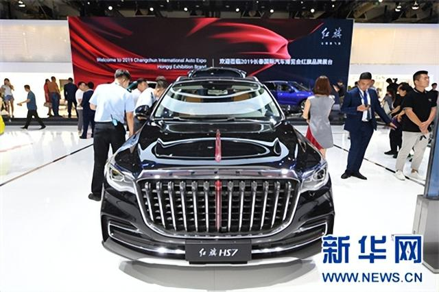2019年7月12日，在第16届中国长春国际汽车博览会现场，参观者参观红旗HS7。