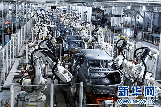 在位于吉林省长春市的一汽红旗繁荣工厂焊装车间内，焊装机器人在生产线上焊接车身。