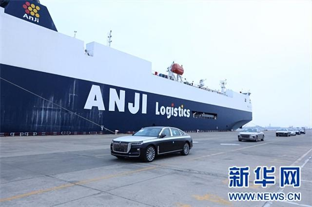 这是2020年12月30日在天津港拍摄的红旗品牌汽车装船现场。