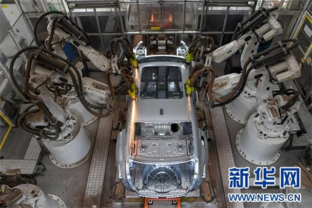 在位于吉林长春的一汽红旗繁荣工厂焊装车间内，机器人焊装车辆零部件。