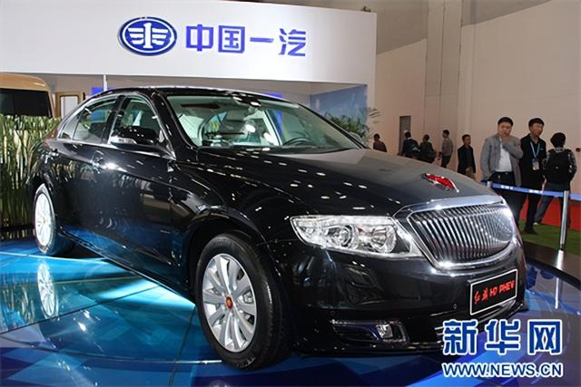 2013年10月17日，观众在北京举行的2013中国国际汽车新能源及技术应用展览会参观一款红旗混合动力汽车。