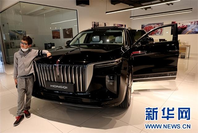 2022年4月14日，一名男孩在以色列特拉维夫与红旗E-HS9车型合影。