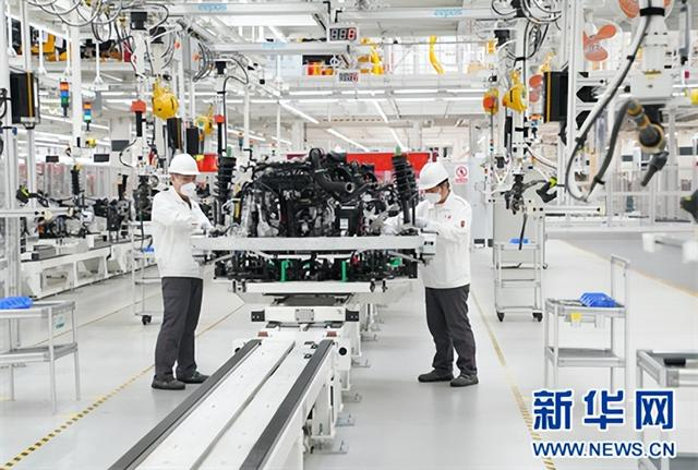 2022年4月22日，在一汽集团红旗繁荣工厂，工人在进行生产作业。