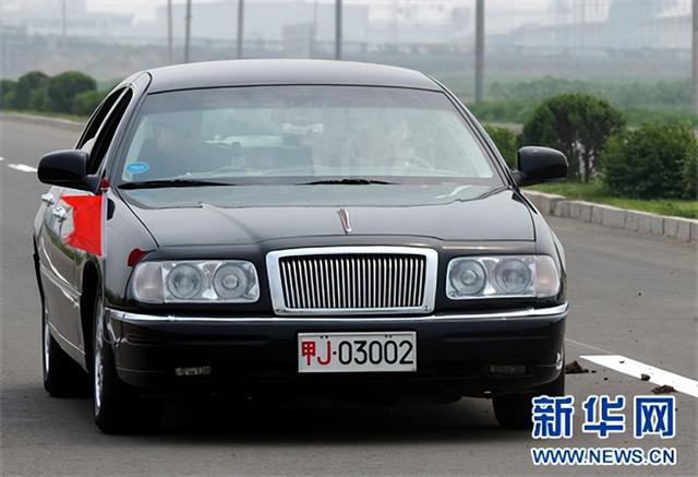 2003年7月13日，中国自行研制成功的首辆自主驾驶轿车——红旗自主驾驶轿车在长春市的路面上行驶。