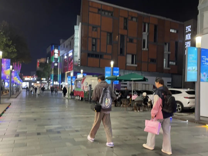 冲锋衣成为“时尚单品”。孙佳丽 摄