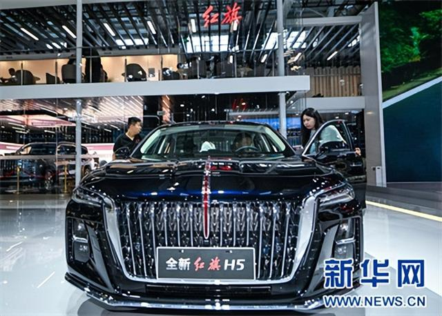 2023年7月17日，观众在长春汽博会红旗品牌汽车展区参观红旗H5车型。