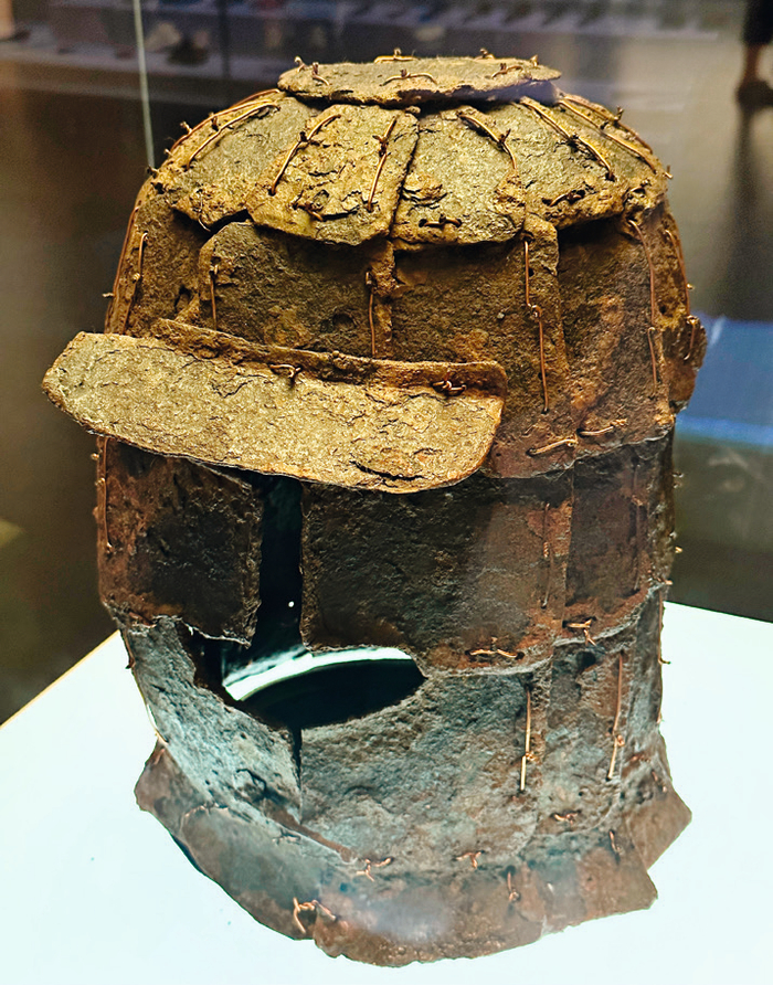 /燕国铁胄，战国，河北易县武阳台村燕下都遗址 44 号墓出土。战国时期，已有大量铁器被用于战场