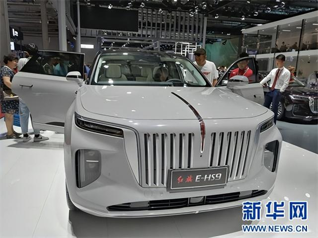 2021年7月14日，市民在体验红旗E-HS9车型。