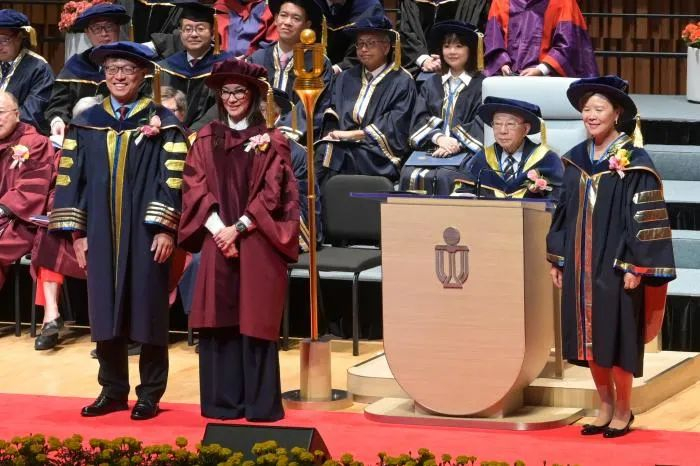香港科技大学17日举办第31届学位颁授典礼，奥斯卡奖最佳女主角杨紫琼获颁人文学荣誉博士学位。
