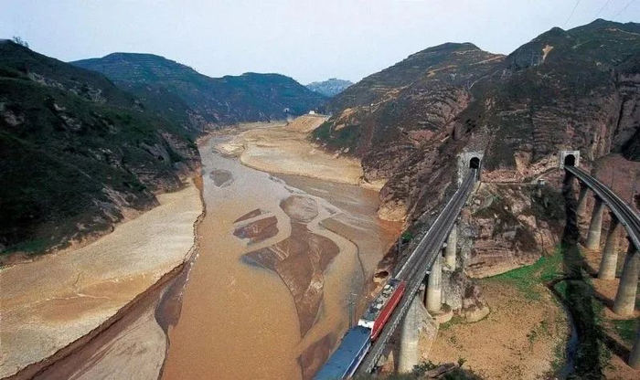 汾渭地堑地垒是倾斜面相背的两个正断层所夹持的共同下盘(上升盘)岩