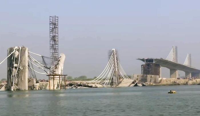 本年以来,印度多个在建桥梁发生坍塌,工程质地堪忧。图为6月4日,阿格尼瓦-苏丹甘吉大桥发生坍塌/国外社交媒体图