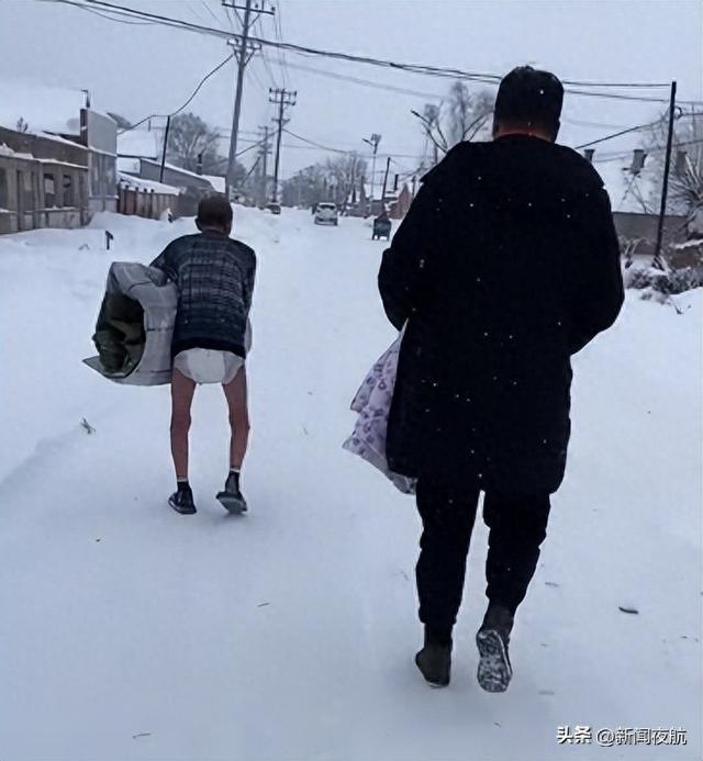 黑龙江街头一老人穿着纸尿裤站在雪地里