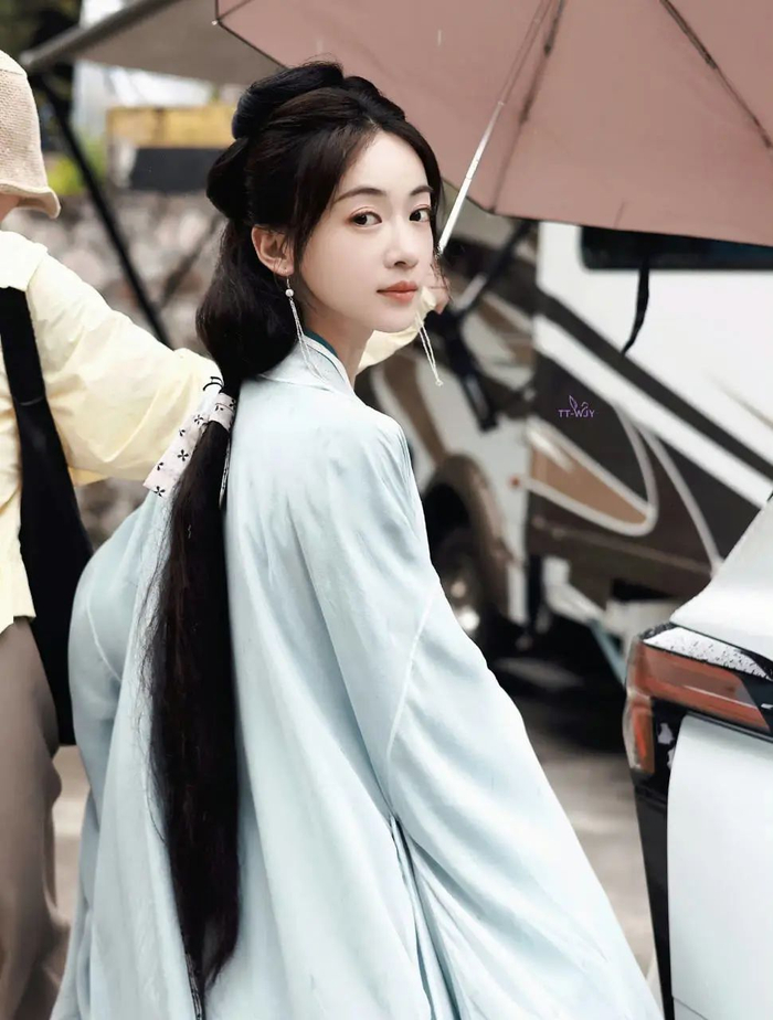 赵露思,白鹿等人都逐渐站稳了脚跟,到时候市场还会有吴谨言的位置吗?