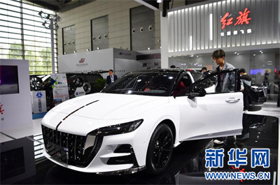 2023年4月29日，观众在红旗展台体验一款汽车。