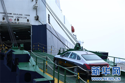 这是2020年12月30日在天津港拍摄的红旗品牌汽车装船现场。