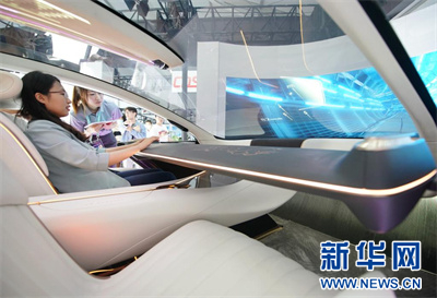 在2023中关村论坛展览（科博会）上，工作人员在向记者介绍红旗智能平台HIS。