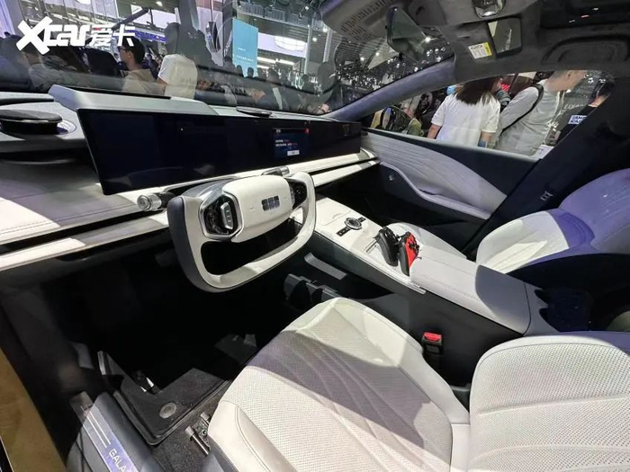 吉利银河e8首发亮相配半辐式方向盘