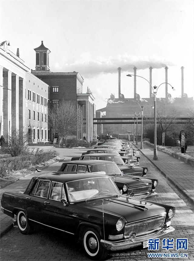 1971年，一汽生产的解放牌载重汽车、越野车和红旗牌高级轿车的总产量，比历史最高产量的1970年又有大幅度增长。