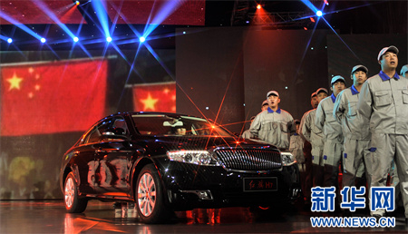 2012年7月15日，一汽职工在红旗H7下线仪式现场表演合唱。