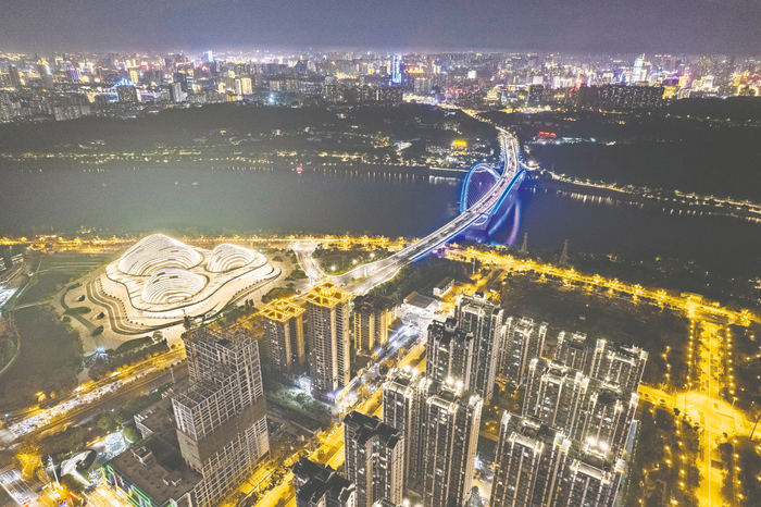     邕江两岸灯火璀璨，为2023年广西文化旅游发展大会营造浓厚的氛围。    本报记者黄红锦 摄