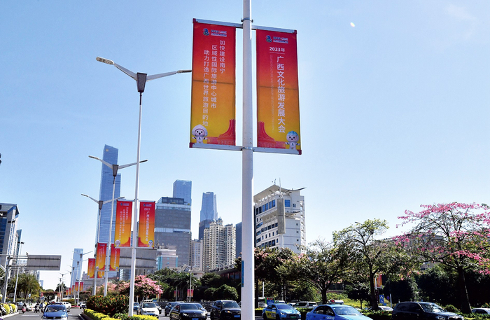     民族大道会展·航洋城路段标旗整齐高挂，在阳光照射下格外显眼。本报记者梁枫 摄