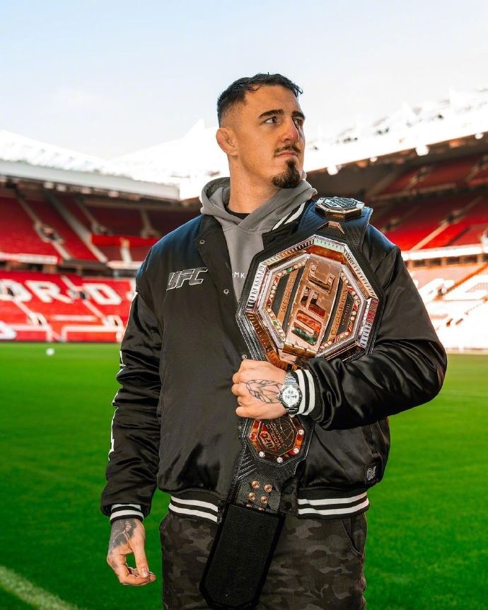 08汤姆·阿斯皮纳尔带着ufc重量级冠军腰带造访老特拉福德.