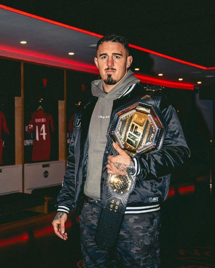 08汤姆·阿斯皮纳尔带着ufc重量级冠军腰带造访老特拉福德.