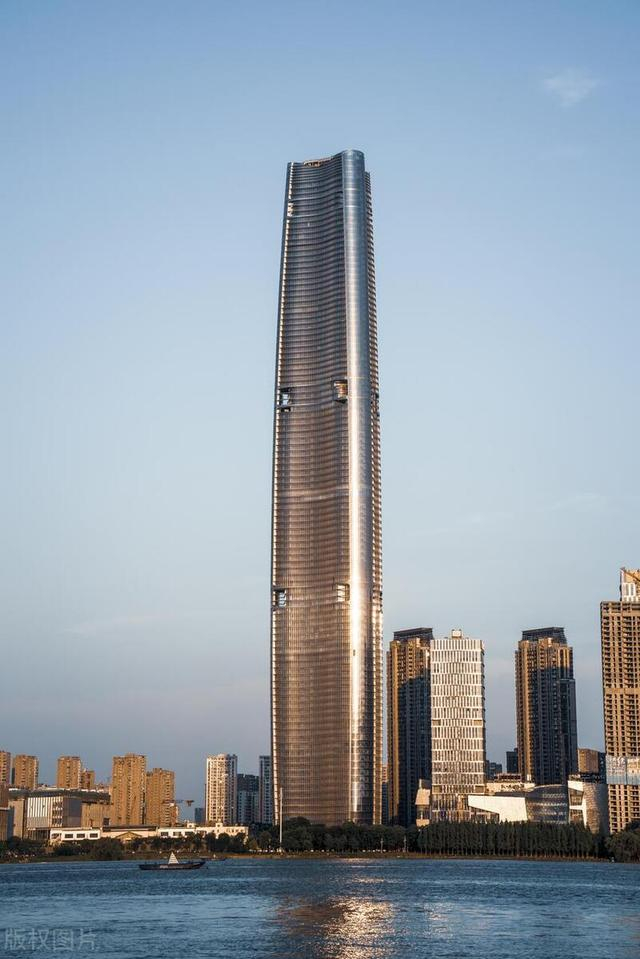 武汉已建成的最高摩天大厦是绿地中心,由设计迪拜塔,上海金茂大厦的